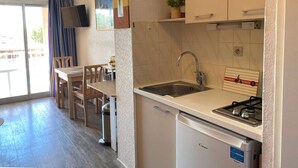 茶具/咖啡用具、冰箱、微波炉、烤面包机