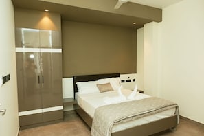 Laptop workspace, free WiFi, bed sheets