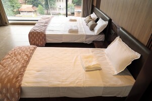 Habitación triple ejecutiva | Espacio para trabajar con un portátil, wifi gratis, ropa de cama