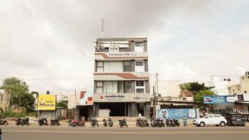 Un edificio de varios pisos con un letrero que dice 'Lindas & Ginz' y 'MAS'.