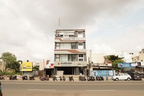 A multi-story building with a sign for 'Lindas & Ginz' and 'MAS'. - Mas Residency (Tiruvannamalai)