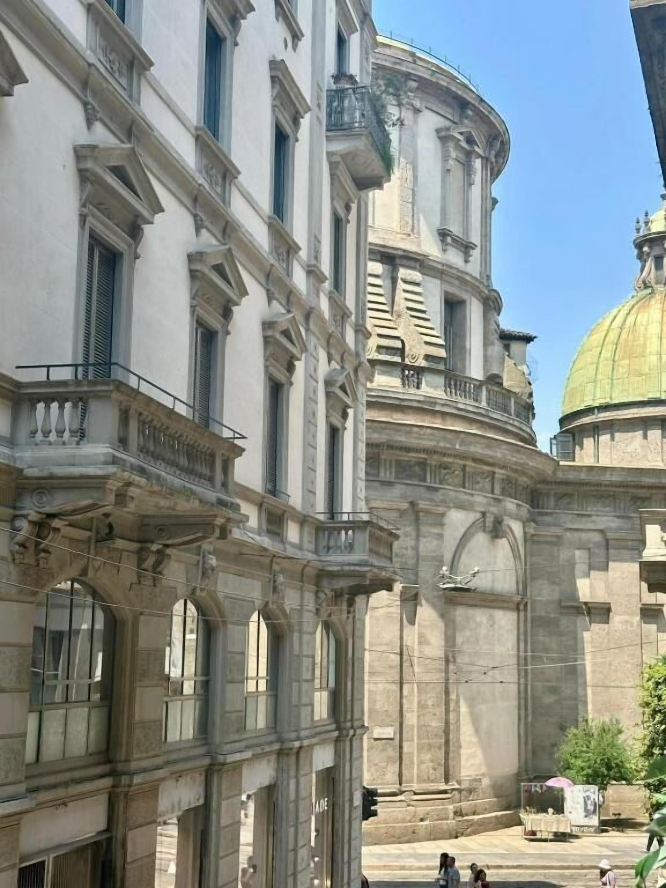 Ein historisches Gebäude mit klassischer Architektur, darunter eine Kuppel und aufwendige Balkone.