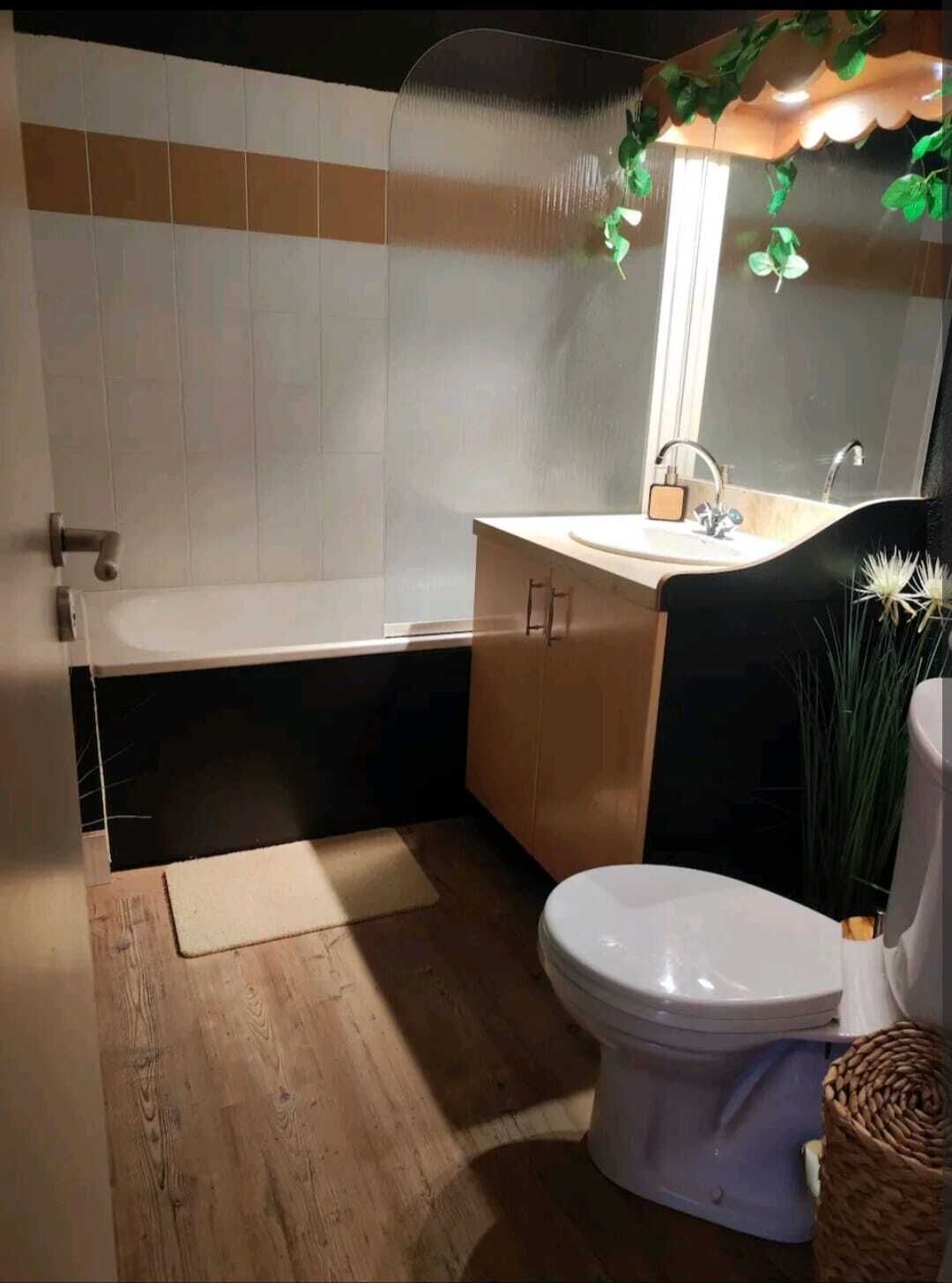 Une salle de bain avec une baignoire, un lavabo et des toilettes.