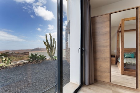 3 bedrooms, free WiFi, bed sheets. Volcanoa: Holiday Home with Ocean & Volcano Views
