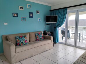 House, 3 Bedrooms, Smoking, Balcony | Living room