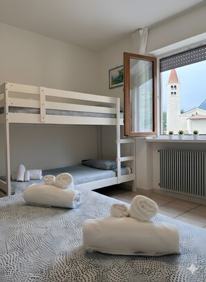 Iron/ironing board, free WiFi, bed sheets - La Casa di Romi – Renovated Apartment in the Center of Mori Near Lake Garda (Mori)