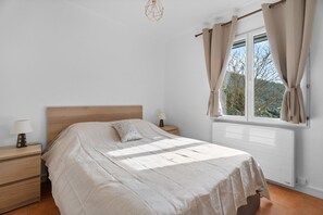 2 bedrooms, iron/ironing board, free WiFi - Domaine de Oliviers – Provençal House with Garden and Pool in Hyères, 10 Minutes from the Beaches (Hyères)