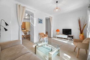 TV - Domaine de Oliviers – Provençal House with Garden and Pool in Hyères, 10 Minutes from the Beaches (Hyères)