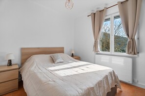 2 bedrooms, iron/ironing board, free WiFi