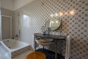 Douche, sèche-cheveux, serviettes fournies