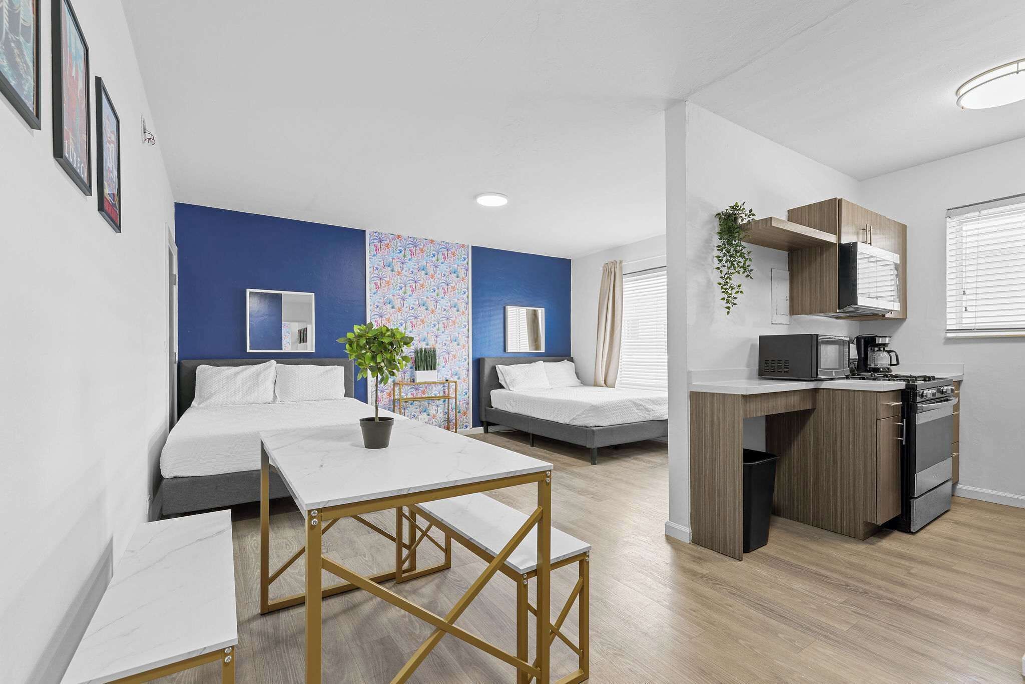 Tabla de planchar con plancha, wifi y ropa de cama 