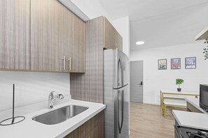 Kühlschrank, Ofen, Herdplatte, Wasserkocher mit Kaffee-/Teezubehör