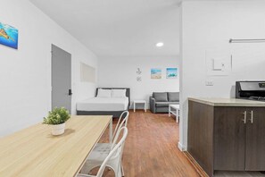 1 bedroom, iron/ironing board, WiFi, bed sheets - Chic 1 Bedroom Near Miami Beach (Miami Beach)