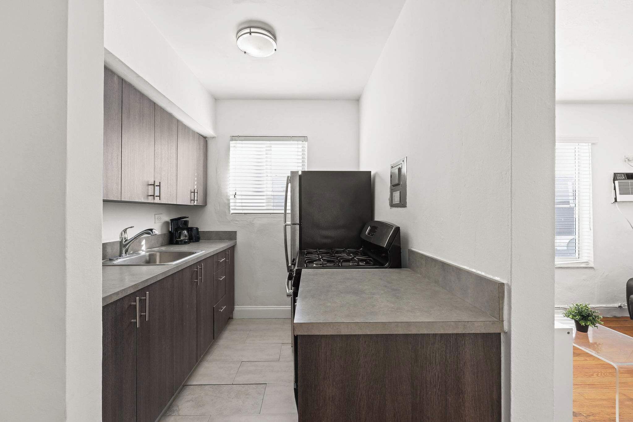 Réfrigérateur, four, plaque de cuisson, cafetière/bouilloire