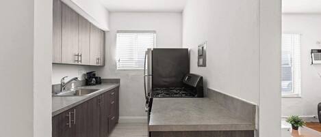 Kühlschrank, Ofen, Herdplatte, Wasserkocher mit Kaffee-/Teezubehör