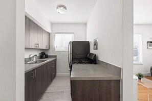 Kühlschrank, Ofen, Herdplatte, Wasserkocher mit Kaffee-/Teezubehör