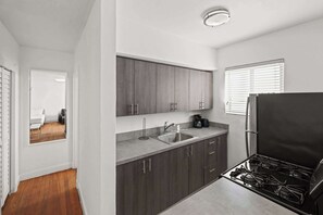 Fridge, oven, stovetop, coffee/tea maker