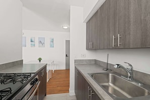 Fridge, oven, stovetop, coffee/tea maker
