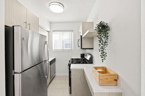 Fridge, microwave, oven, stovetop - Elegant Lifestyle Stylish 1BR | Sophisticated Stay (Miami Beach)
