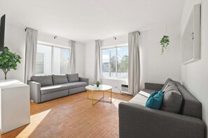 TV - Elegant Lifestyle Stylish 1BR | Sophisticated Stay (Miami Beach)