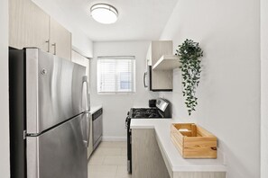 Fridge, microwave, oven, stovetop - Modern 1 Bedroom Near Miami Beach (Miami Beach)