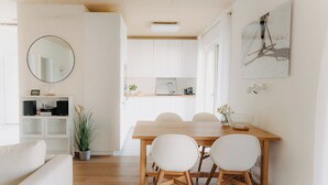 Deluxe chalet, uitzicht op tuin | Dineren in de kamer