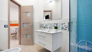 Ducha, secador de pelo, toallas