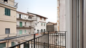 A residential building with a balcony, a tiled roof, and a metal railing. - Apartment 'Martina' with Mountain View, Wi-Fi and Air Conditioning (Agerola)