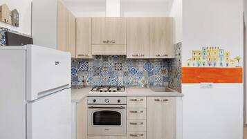 Kühlschrank, Mikrowelle, Ofen, Herdplatte