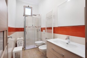 Shower, hair dryer, towels - Apartment 'La Via Delle Stelle' with Mountain View, Wi-Fi and Air Conditioning (Agerola)