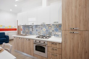 Fridge, microwave, oven, stovetop - Apartment 'La Via Delle Stelle' with Mountain View, Wi-Fi and Air Conditioning (Agerola)