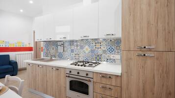 Een koelkast, een microgolfoven, een oven, een kookplaat