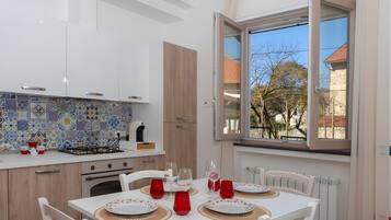 Fridge, microwave, oven, stovetop