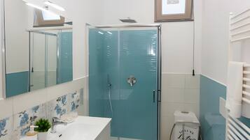 Ducha, secador de pelo, toallas