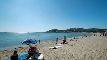 Una spiaggia nelle vicinanze
