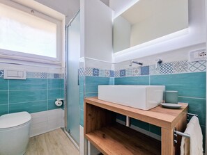 Een douche, een haardroger, handdoeken