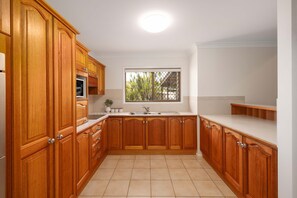 Frigorífic, microones, forn i placa de cuina 