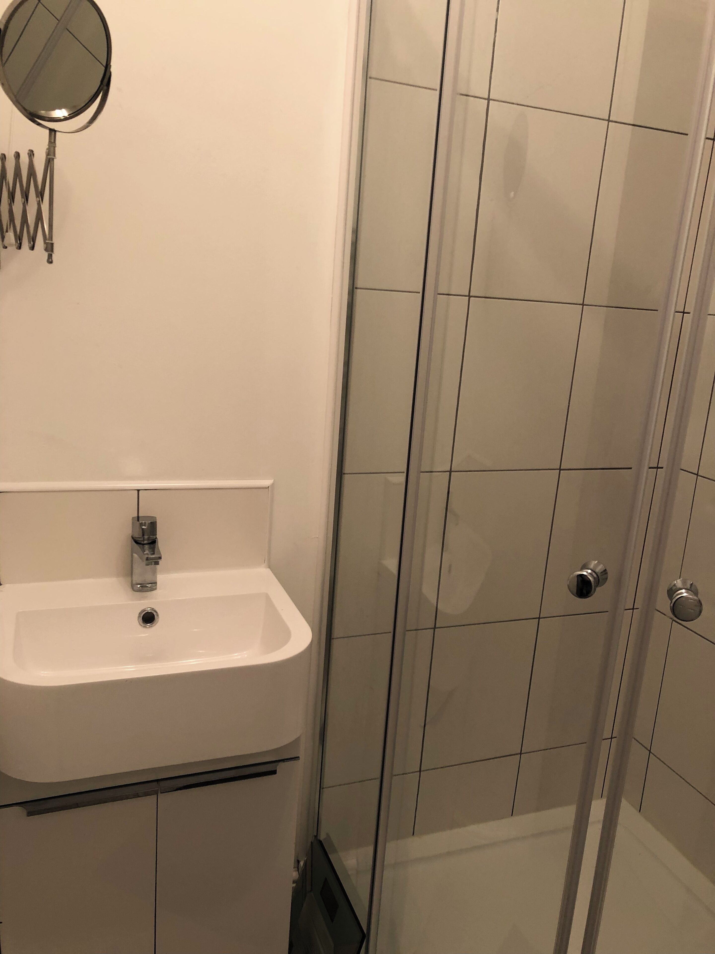 Apartment | Badezimmer | Dusche, Haartrockner, Handtücher, Toilettenpapier