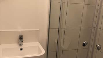Apartment | Badezimmer | Dusche, Haartrockner, Handtücher, Toilettenpapier