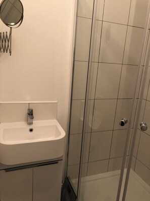Huoneisto | Kylpyhuone | Suihku, hiustenkuivaaja, pyyhkeet, vessapaperi