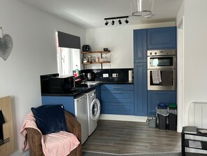 Fridge, microwave, oven, stovetop - Captivating 1-bed Apartment in Hednesford (Cannock)