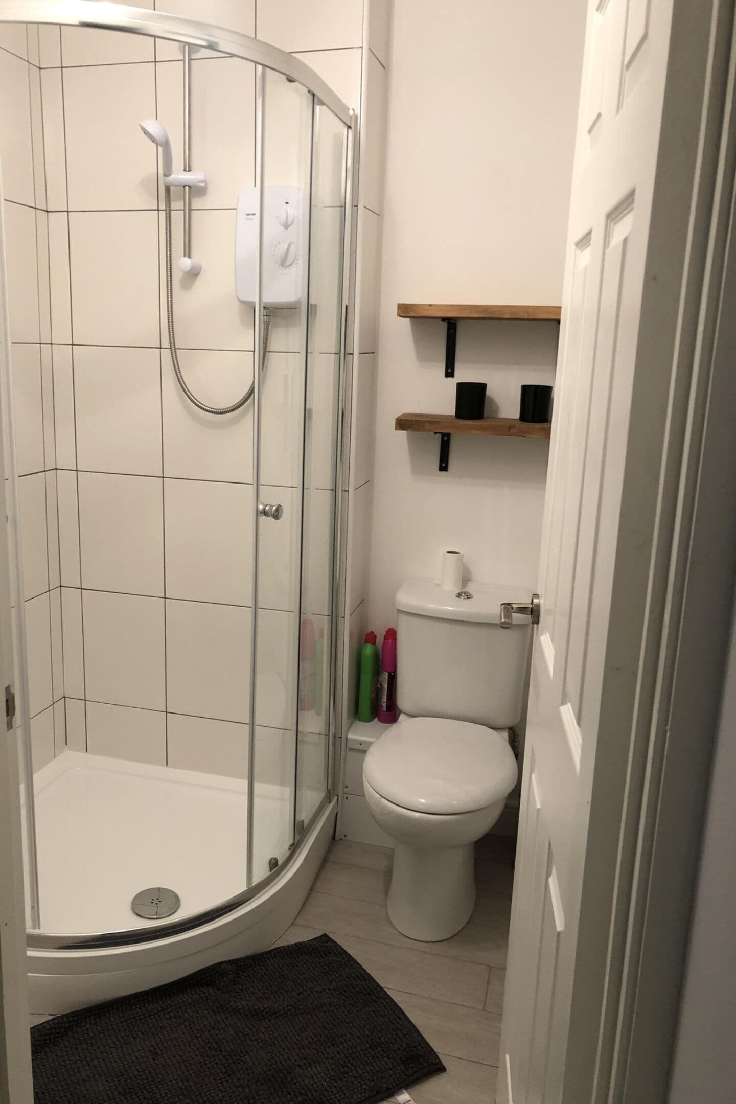 Regadera, secadora de cabello, toallas, papel de baño 