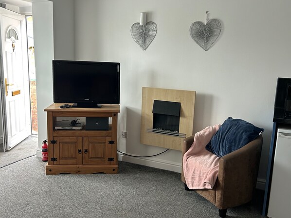 TV, fireplace - Captivating 1-bed Apartment in Hednesford (Cannock)