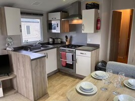 Chalet | Cocina privada | Frigorífico, microondas, horno y placa de cocina