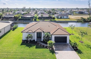 Exterior - Alora Villa in Central Location with Southern Facing Fresh Water Canal - Vesteva (Cape Coral)