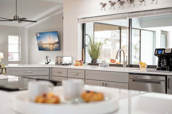 冷蔵庫、電子レンジ、オーブン、コンロ