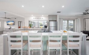 冷蔵庫、電子レンジ、オーブン、コンロ