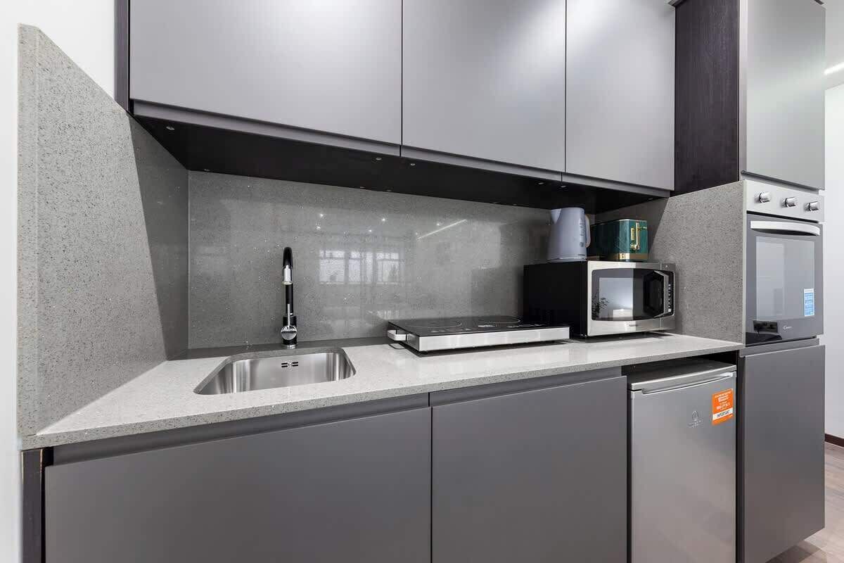 Kjøleskap, mikrobølgeovn, ovn og vannkoker