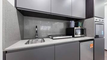 Kjøleskap, mikrobølgeovn, ovn og vannkoker