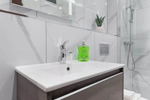 Dusche, Haartrockner, Shampoo